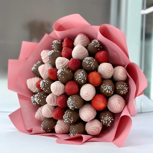 Клубничный букет "ChocolateKiss" — «Клубничный букет ChocolateKiss» — клубничный букет Dolce Sweets из 11 ягод клубники, 17 ягод клубники в…